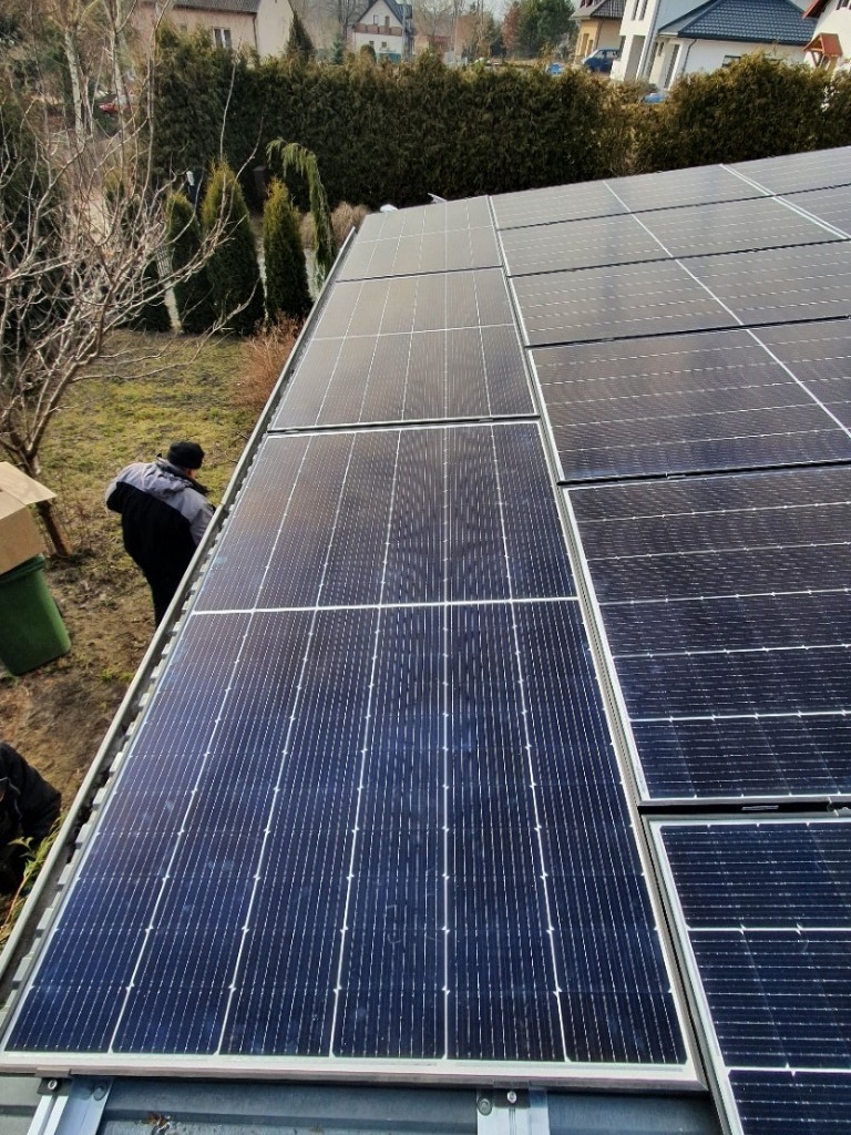 Instalacja fotowoltaiczna na dachu zrealizowana w ramach współpracy B2B